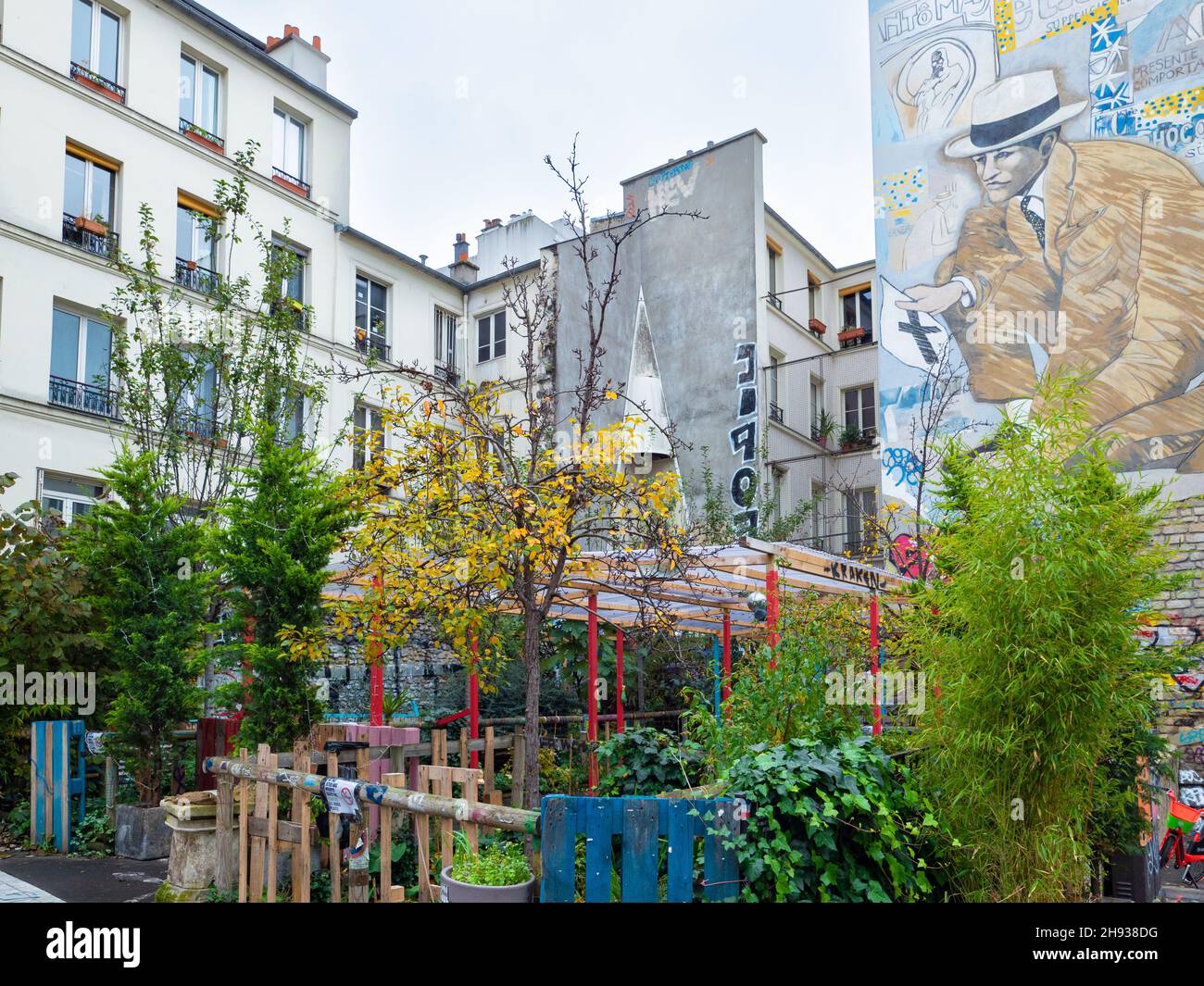 Parigi, Francia - 14 novembre 2021: Verde urbano e dipinti su Place Frehel Foto Stock