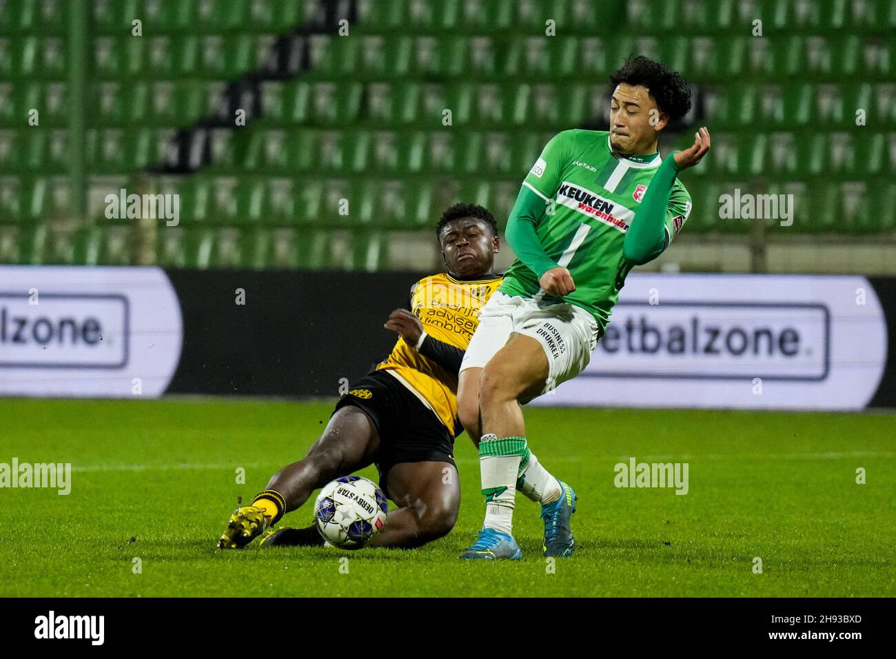 DORDRECHT, PAESI BASSI - 3 DICEMBRE: Bryan Limbombe di Roda JC Kerkrade, Ruggero Mannes del FC Dordrecht durante il FC Dordrecht al Riwal Hoogwerkers Stadion il 3 dicembre 2021 a Dordrecht, Paesi Bassi (Foto di Orange Pictures/Yannick Verhoeven) credito: Orange Pics BV/Alamy Live News Foto Stock