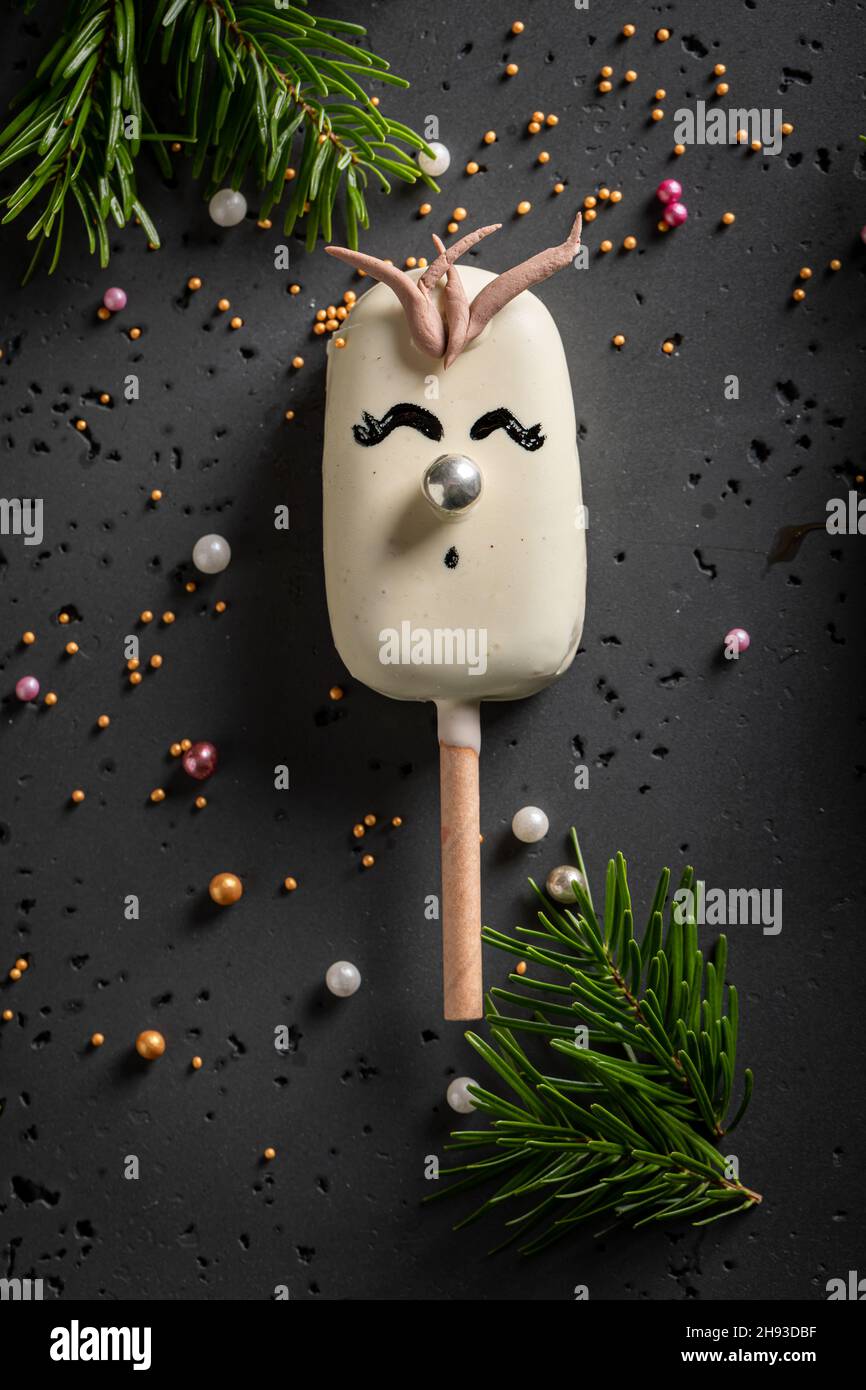 Dolci papsicles che assomiglia alla carina renna di Natale. Dolci creativi e unici per Natale. Foto Stock