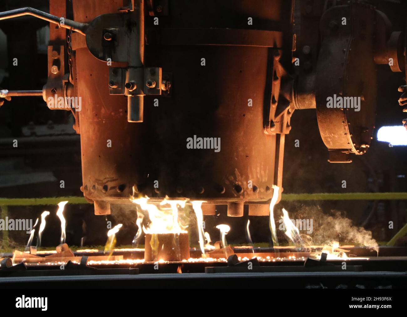 Rock Island Arsenal - il centro di produzione e tecnologia congiunto lo mantiene caldo! Questo forno riscalda il metallo fino a quando non è fuso e pronto per essere colato. LA fonderia DI RIA-JMTC è solo una delle sue numerose capacità come produttore di metallo integrato verticalmente in grado di portare la materia prima in un prodotto finito tutto sotto un unico tetto. Rock Island Arsenal- Joint Manufacturing and Technology Center sviluppa, produce e fornisce la disponibilità al guerriero attraverso processi di produzione sia convenzionali che avanzati. Foto Stock