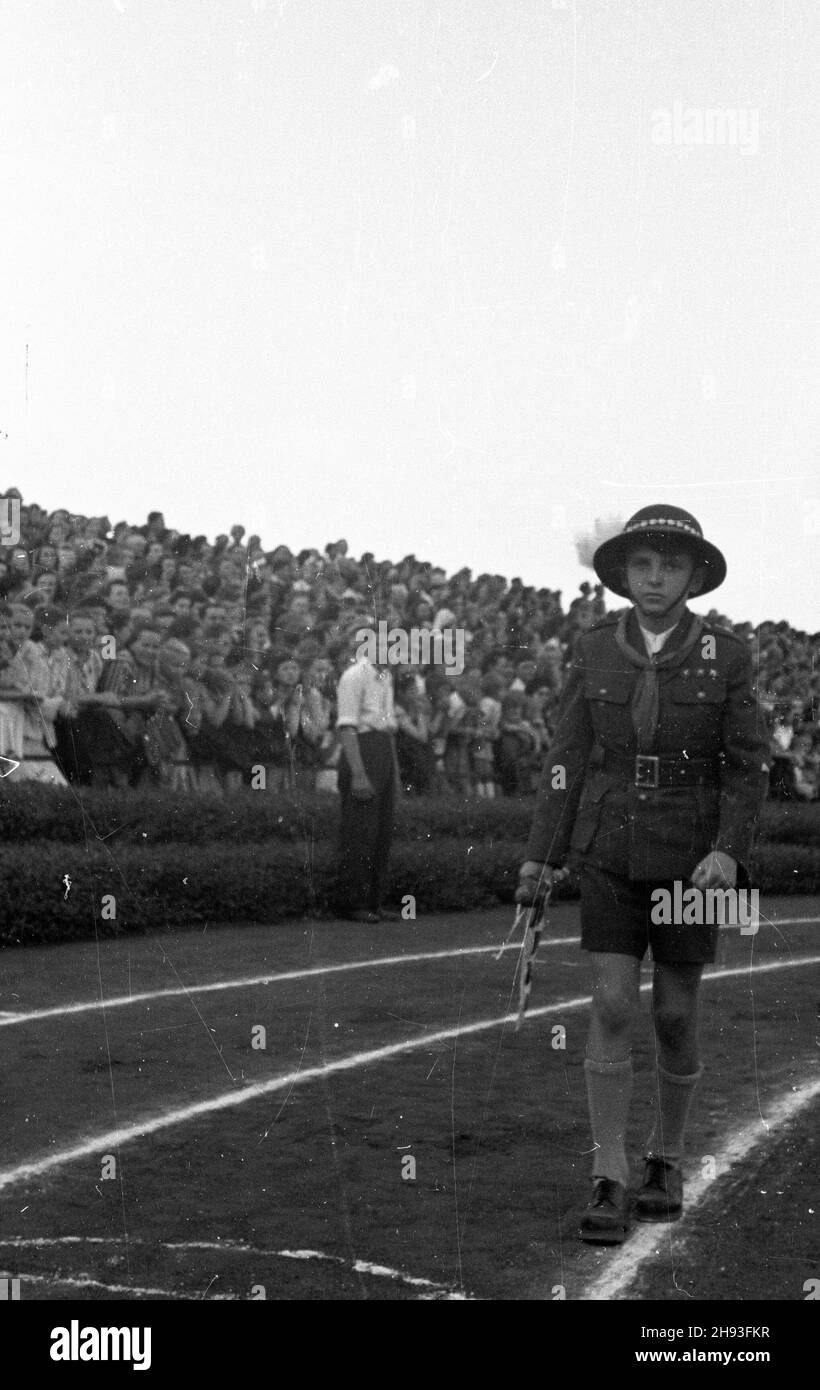 Polska, 1947-06. Oficjalne uroczystoœci m³odzie¿deve. NZ. Harcerz podczas defilady na stadionie. ps/gr PAP Dok³adny dzieñ wydarzenia nieustalony. Polonia, luglio 1947. Cerimonie giovanili ufficiali. Nella foto: Uno scout durante una sfilata su uno stadio. ps/gr PAP Foto Stock