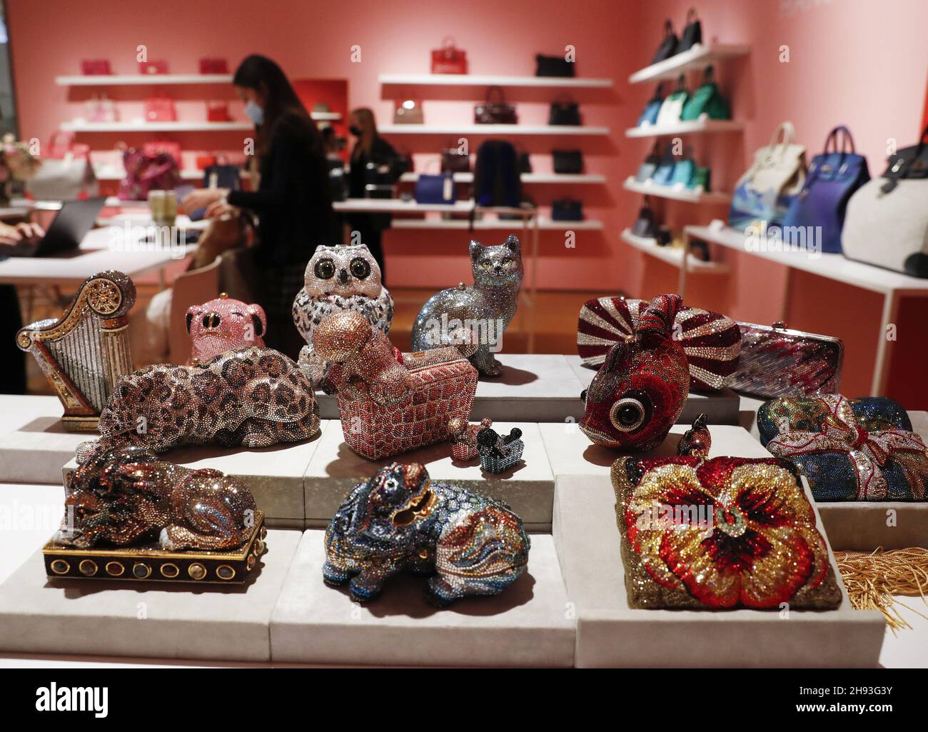 New York, Stati Uniti. 03 dicembre 2021. Le borse Judith Leiber sono esposte in anteprima di Christie's Luxury Week, con gioielli, orologi, sneakers, borse e accessori a New York City venerdì 3 dicembre 2021. Foto di John Angelillo/UPI Credit: UPI/Alamy Live News Foto Stock