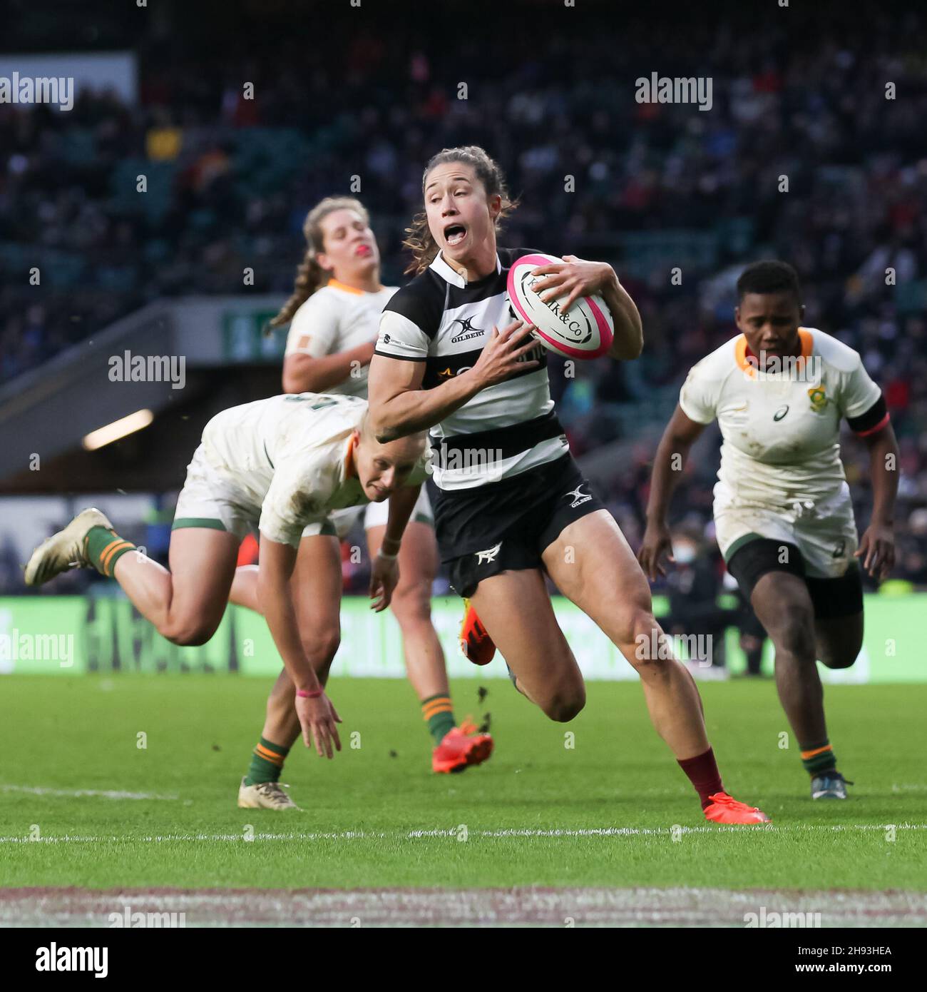 Twickenham, Regno Unito. 03 dicembre 2021. Rhona Lloyd (SCO) di Barbarians Women segna un tentativo di farlo 24-0 durante la partita della Women's Killick Cup tra Barbarians Women e Springbok Women's XV al Twickenham Stadium di Twickenham, Regno Unito, il 27 novembre 2021. Foto di Ken Sparks. Solo per uso editoriale, licenza richiesta per uso commerciale. Nessun utilizzo nelle scommesse, nei giochi o nelle pubblicazioni di un singolo club/campionato/giocatore. Credit: UK Sports Pics Ltd/Alamy Live News Foto Stock