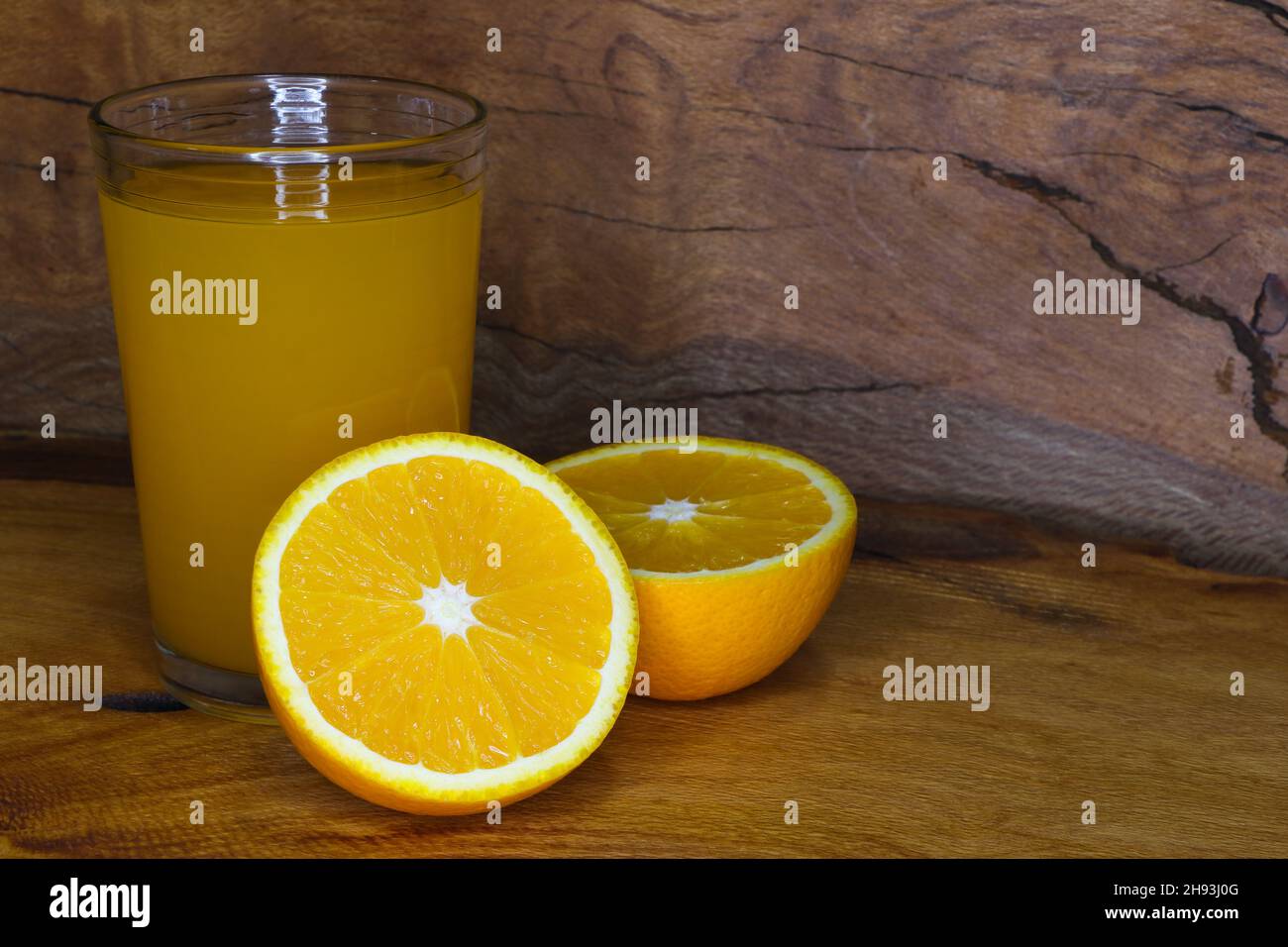 Bicchiere di succo d'arancia con arancia a fette (Citrus x sinensis) Foto Stock