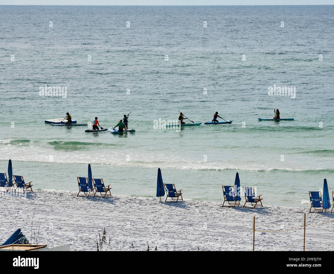 People paddle boarding appena fuori dalla spiaggia nel Golfo del Messico a Destin sulla Florida Panhandle, USA. Foto Stock