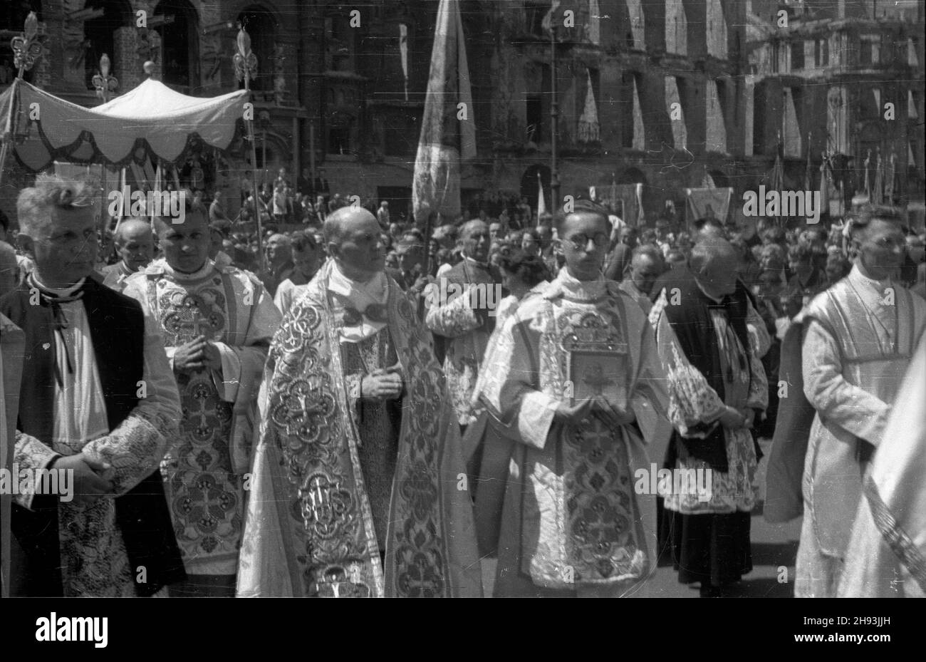 Warszawa, 1947-06-05. Procesja Bo¿ego Cia³a na Krakowskim Przedmieœciu. NZ. duchowieñstwo w ozdobnych ornatach przy koœciele pokarmelickim pw. Wniebowziêcia NMP i œw. Józefa Oblubieñca. ps/gr PAP Varsavia, 5 giugno 1947. Una processione del Corpus Cristi in via Krakowskie Przedmiescie. Nella foto: Clergimani in castuli di fronte al post-carmelitano Maria l'Assunzione della Vergine e San Jozef la Chiesa dello Sposo. ps/gr PAP Foto Stock