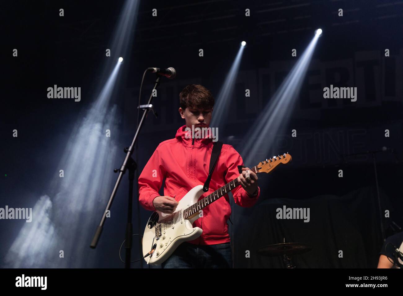 L'artista locale Andrew Cushin sostiene i Libertines al loro concerto a Newcastle il 3rd dicembre 2021 Foto Stock