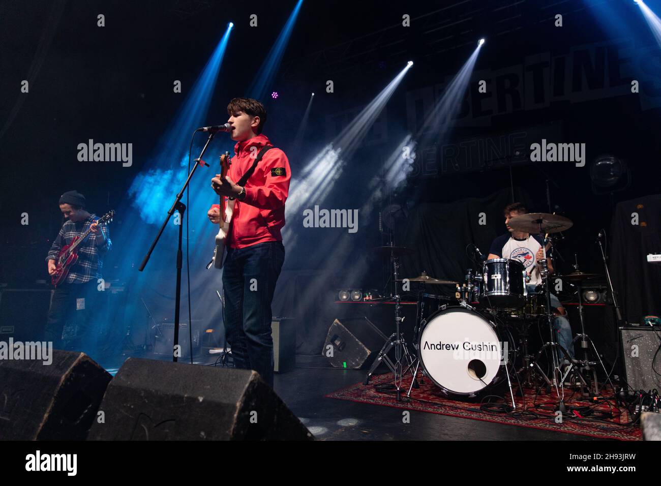 L'artista locale Andrew Cushin sostiene i Libertines al loro concerto a Newcastle il 3rd dicembre 2021 Foto Stock