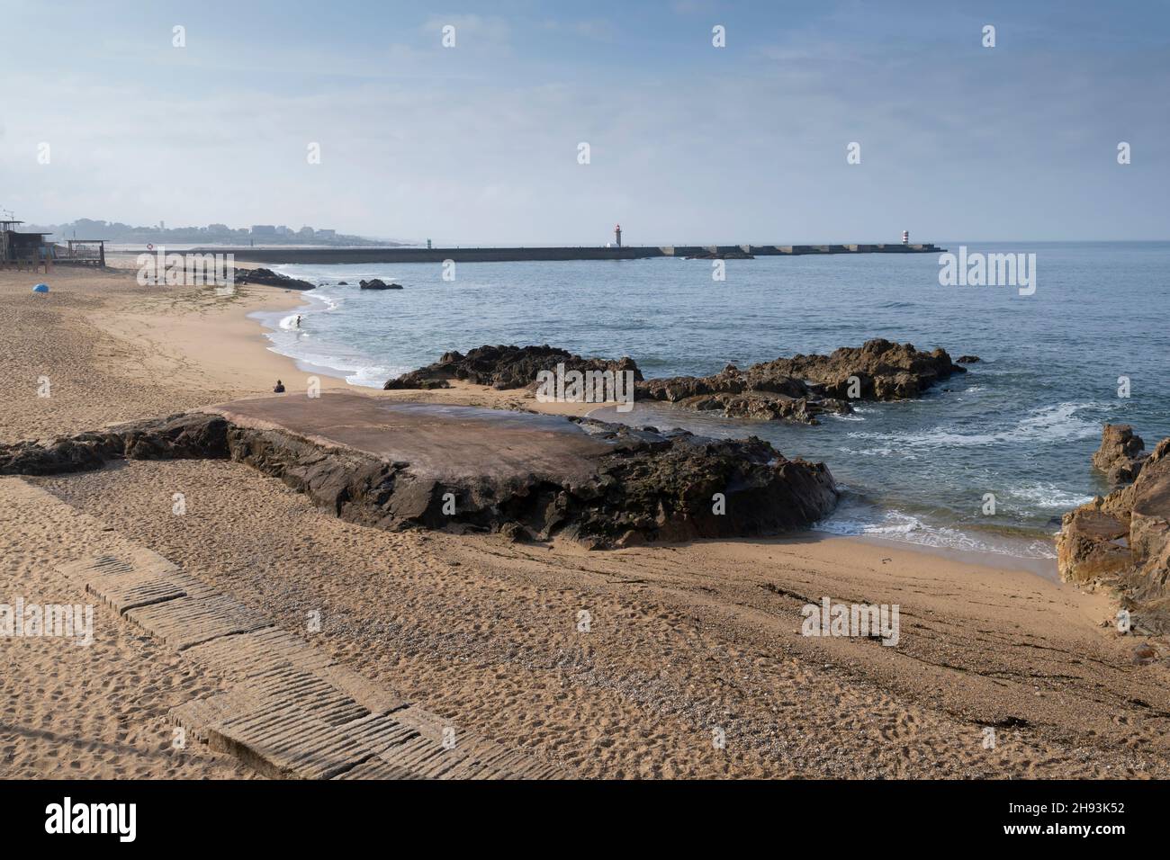 Alcuni visitatori si godono Praia dos Ingleses lungo il Camino portoghese a Porto, Portogallo. Questo percorso del pellegrinaggio del Camino de Santiago si snoda a nord Foto Stock