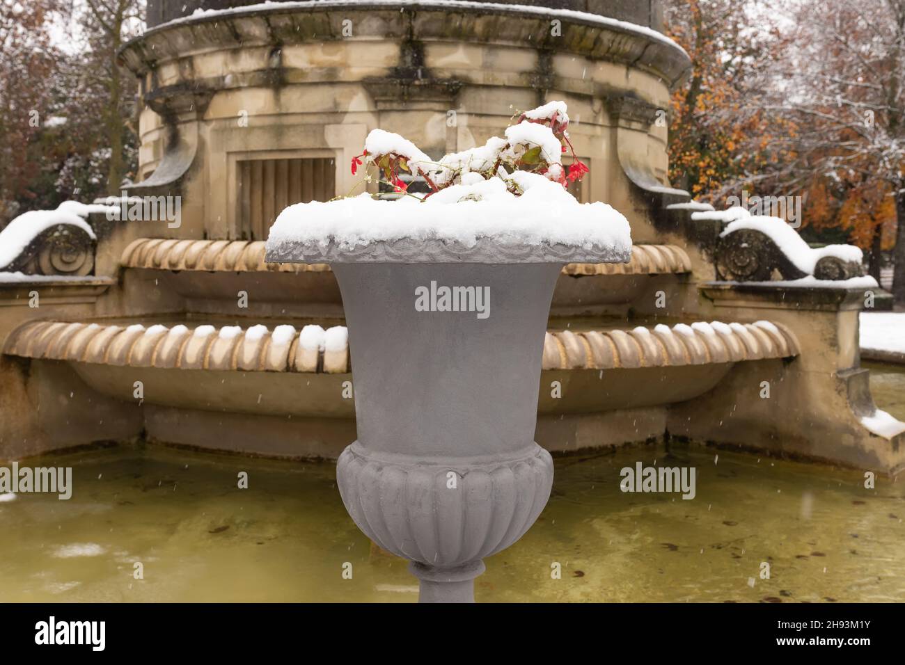 Particolare della fontana del monumento a Gayarre nel Parco Taconera a Pamplona con neve. Foto Stock