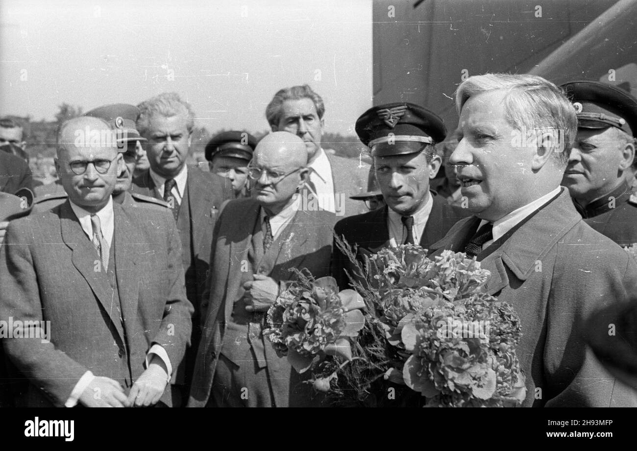 Warszawa, 1947-06-14. Plenum Komitetu Ogólnos³owiañskiego. lotnisko Okêcie - powitanie delegacji radzieckiej w sk³adzie: wiceprzewodnicz¹cy Komitetu Aleksandr Wozniesienski (z kwiatami), genera³ A. Gundorow (za nim w mundurze), przewodnicz¹cy Rady Najajwy¿szej Ukraiñskiej Socjalistycznej Reki Radzikajov, ministro O³eksandr Korzikijekij, Korzej. Od lewej tak¿e: przewodnicz¹cy Towarzystwa PrzyjaŸni Polsko-Radzieckiej Henryk Œwi¹tkowski (1L) i przewodnicz¹cy Komitetu Bo¿ydar Maslaricz (w mundurze za Œwi¹tkowskim). ps/ms PAP Guerre Foto Stock