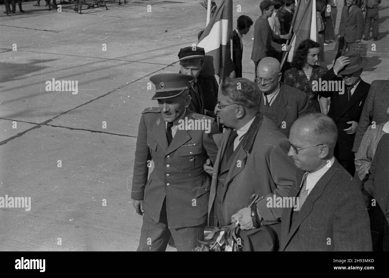 Warszawa, 1947-06-14. Plenum Komitetu Ogólnos³owiañskiego. Powitanie delegacji czechos³owackiej na lotnisku Okêcie. NZ. m.in.: przewodnicz¹cy Komitetu Bo¿ydar Maslaricz (1L), prof. Akademii Handlowej w Pradze Max Prokop (2L), ministro sprawiedliwoœci, przewodnicz¹cy Towarzystwa PrzyjaŸni Polsko-Radzieckiej Henryk Œwi¹tkowski (1P). ps/ms PAP Varsavia, 14 giugno 1947. I dibattiti plenari del Comitato Pan-Slavico. Il benvenuto della delegazione cecoslovacca all'aeroporto di Okecie. Nella foto: Presidente del Comitato Bozhydar Maslarich (1° da sinistra), Professore dell'Accademia di Commercio in Foto Stock