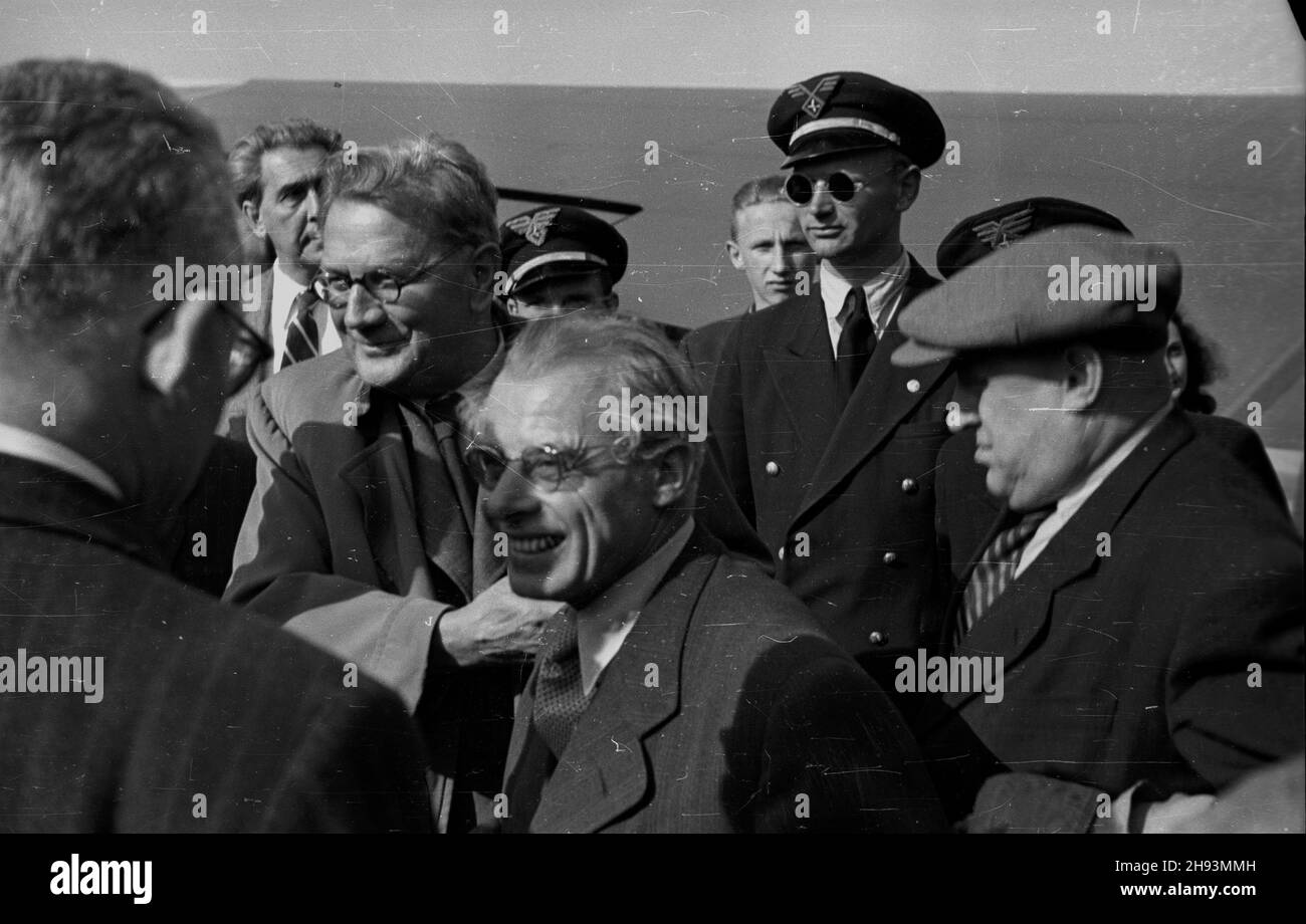 Warszawa, 1947-06-14. Plenum Komitetu Ogólnos³owiañskiego. Powitanie delegacji czechos³owackiej na lotnisku Okêcie. NZ. m.in. z lewej w okularach professuach o Akademii Handlowej w Pradze Max Prokop. ps/ms PAP Varsavia, 14 giugno 1947. I dibattiti plenari del Comitato Pan-Slavico. L'accoglienza della delegazione cecoslovacca all'aeroporto di Okecie. Nella foto: Professore dell'Accademia di Commercio di Praga Max Prokop (indossare occhiali). ps/ms PAP Foto Stock