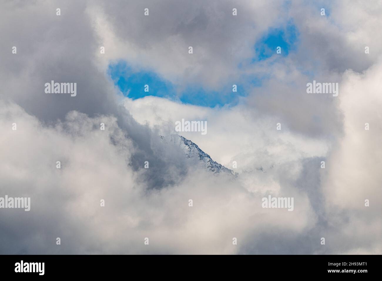 Splendida montagna innevata con sfondo blu cielo, frastagliato bordo di picco. Sfondo irreale, vista panoramica per desktop, foto di sfondo. Foto Stock