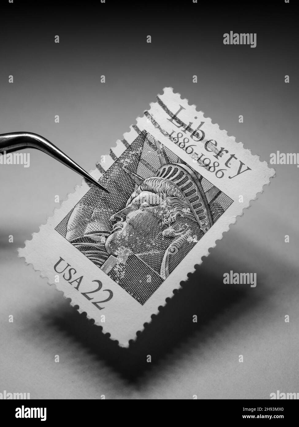 Primo piano di vecchi francobolli postali Foto Stock