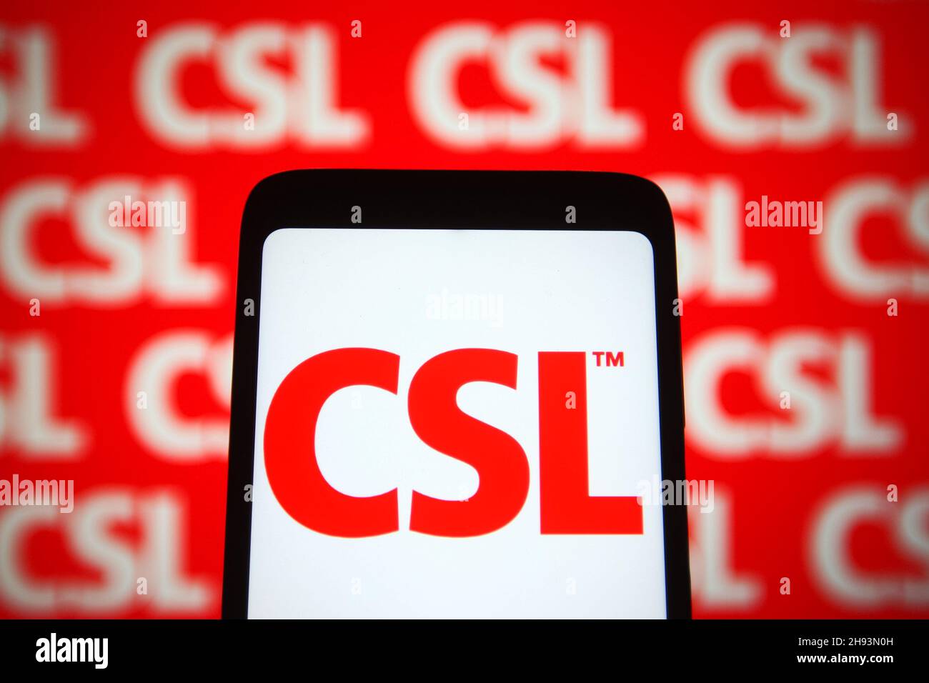 Ucraina. 03 dicembre 2021. In questa illustrazione, il logo CSL Limited di una società australiana di biotecnologia è visualizzato sullo schermo di uno smartphone e di un pc. Credit: SOPA Images Limited/Alamy Live News Foto Stock