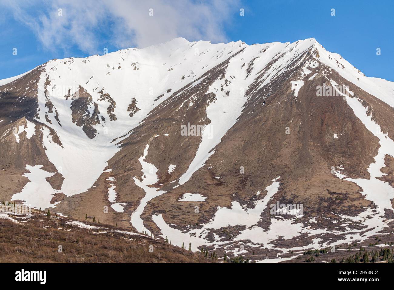 Splendida montagna innevata con sfondo blu cielo, frastagliato bordo di picco. Sfondo irreale, vista panoramica per desktop, foto di sfondo. Foto Stock