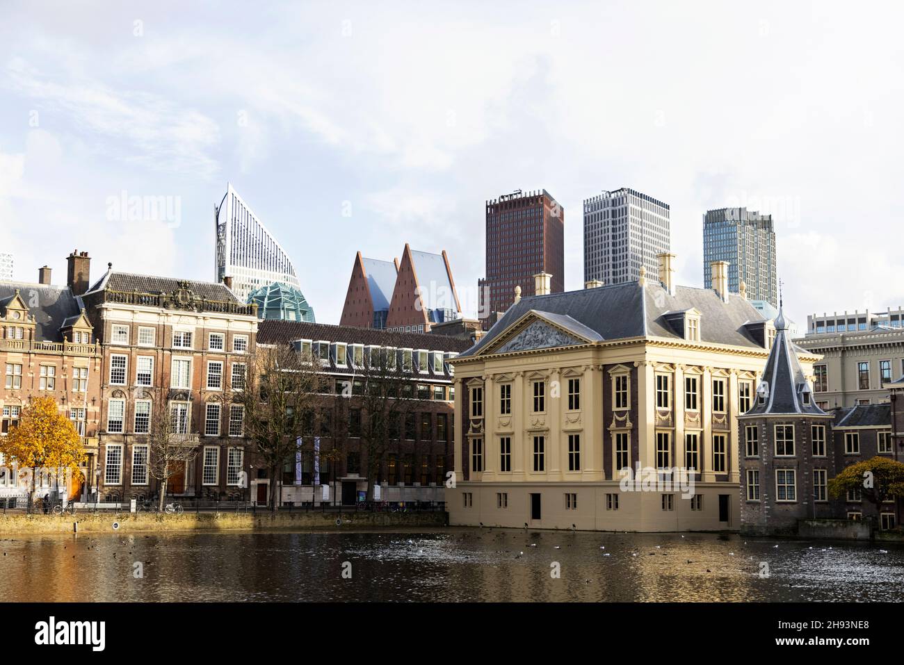Il museo d'arte Mauritshuis a l'Aia, Paesi Bassi, con edifici governativi sullo sfondo. Foto Stock