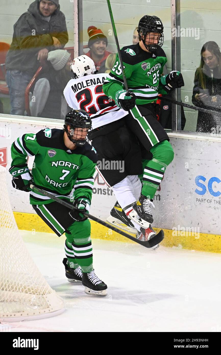 St Cloud, Stati Uniti. 03 dicembre 2021. St. Cloud state Huskies Forward Joe Molenaar (22) checks.North Dakota Fighting Hawks, difensore Tyler Kleven (25) durante una partita di hockey maschile NCAA tra la University of North Dakota Fighting Hawks e la St. Cloud state University Huskies presso l'Herb Brooks National Hockey Center di St. Cloud, Minnesota, venerdì, 3 dicembre 2021. By Russell Hons/CSM Credit: CAL Sport Media/Alamy Live News Foto Stock