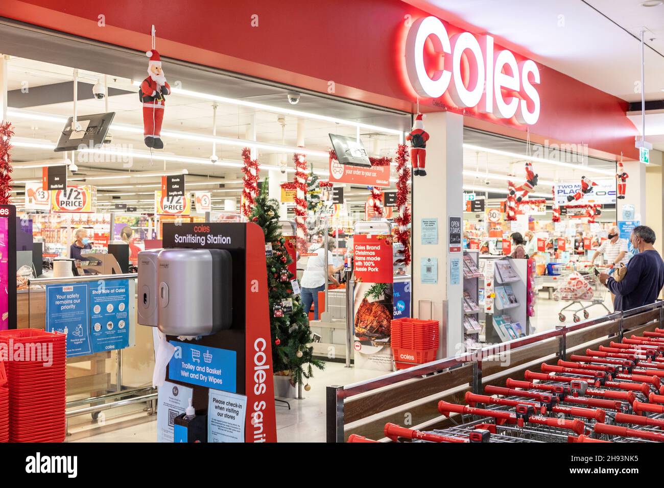 Covid 19 Global Pandemic Sydney, supermercato coles con stazione di sanitizzazione e check-in codice QR all'ingresso del negozio di alimentari, Sydney Foto Stock