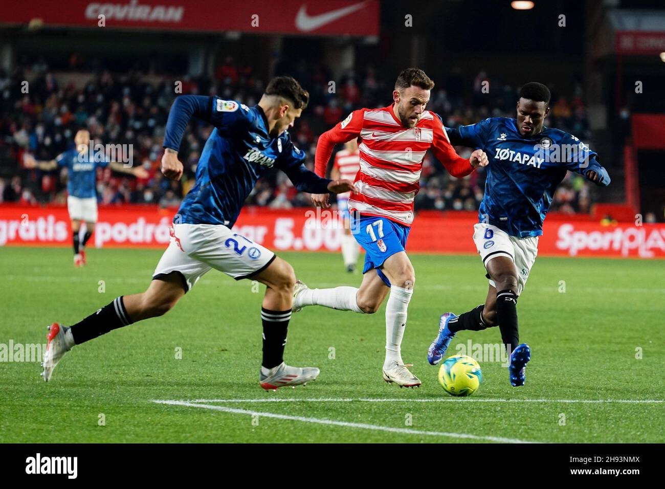 Granada, Spagna. 03 dicembre 2021. Javier Lopez Carballo (L), Mamadou Loum Ndiaye (R) di Deportivo Alaves, e Quini Marin (C) di Granada CF visto durante la partita la Liga Santander tra Granada CF e Deportivo Alaves allo stadio Nuevo Los Carmenes, a Granada.(Punteggio finale - Granada CF 2:1 Deportivo Alaves) Credit: SOPA Limited/Live Images Foto Stock