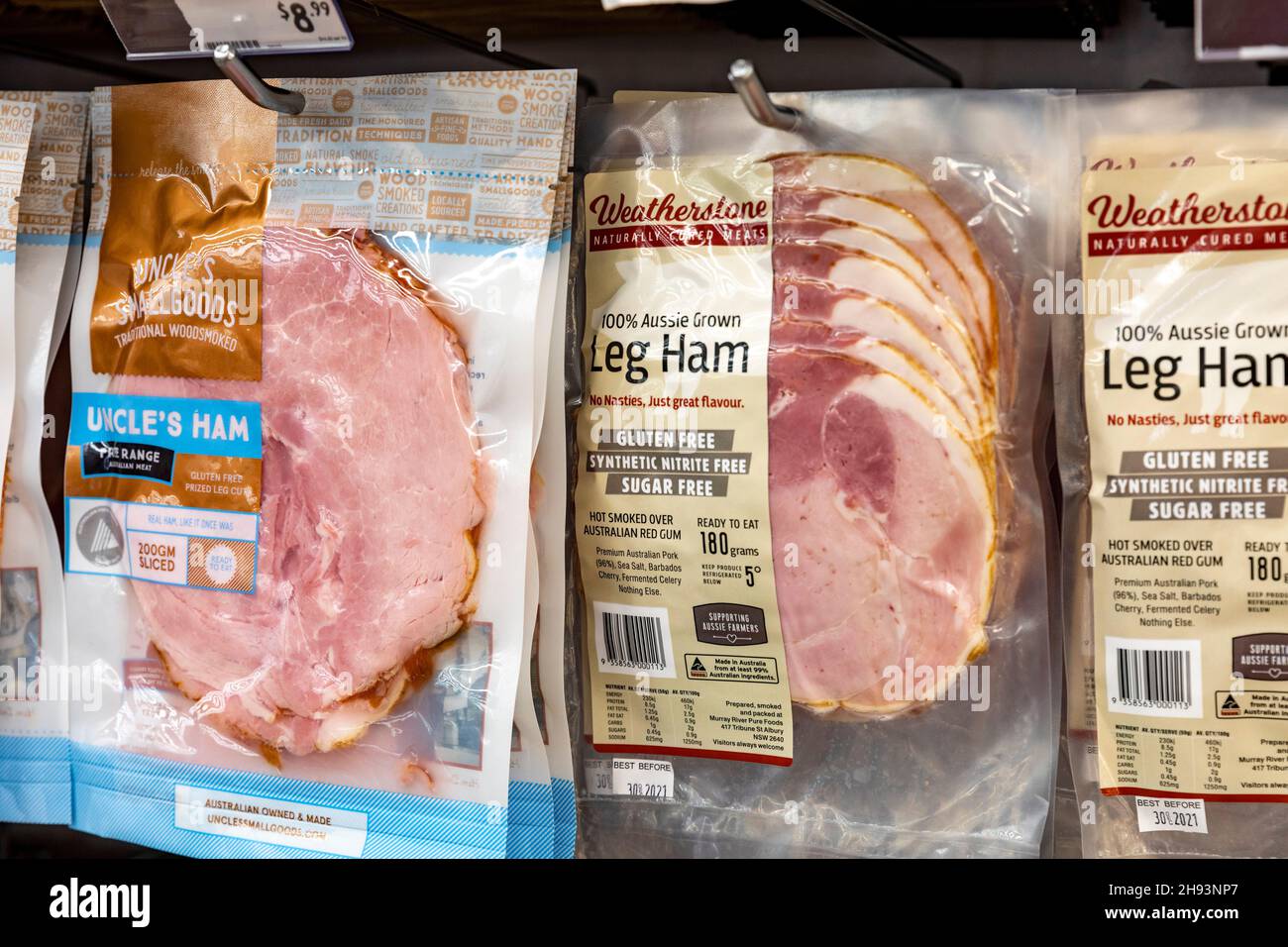 Gamba di prosciutto coltivata australiana avvolta in imballaggio per la vendita in un supermercato di Sydney , Australia Foto Stock
