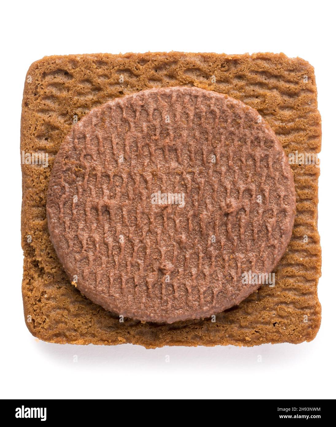 biscotto al cioccolato e crema, macrosè di un biscotto isolato su sfondo bianco, primo piano di giacitura Foto Stock