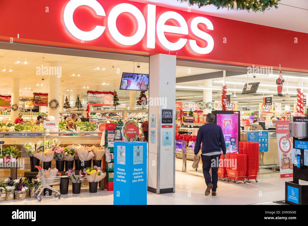 Supermercato Coles a Sydney nel dicembre 2021 con check-in prima dell'entrata codice QR e uomo che entra nel negozio, Sydney, Australia Foto Stock