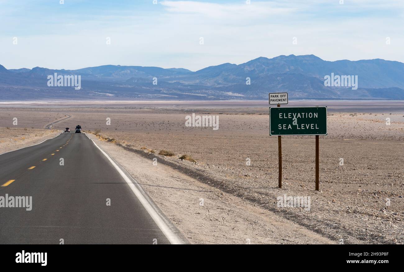 Cartello stradale raffigurante il livello del mare nella Death Valley, California, USA. Gran parte del fondo valle della Valle della morte è sotto il livello del mare. Foto Stock