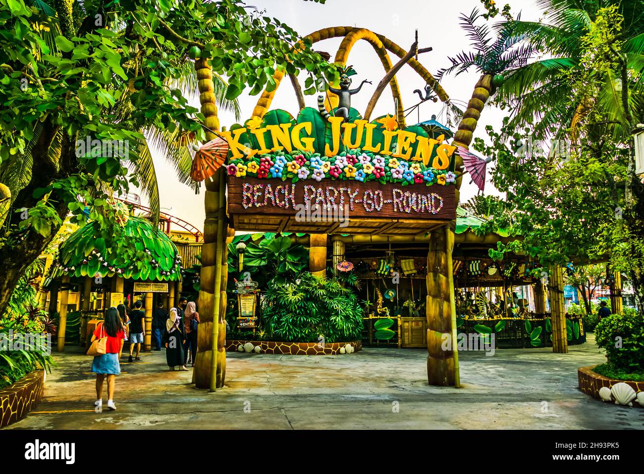 La festa sulla spiaggia di King Julian si può fare intorno agli Universal Studios Singapore. Parco a tema situato all'interno del Resorts World Sentosa sull'Isola di Sentosa, Singapore. Foto Stock