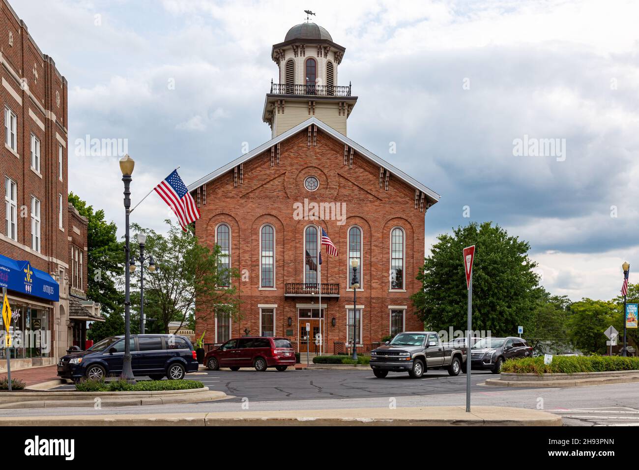Il tribunale della contea di Steuben 1868 si trova sotto il cielo nuvoloso nel centro di Angola, Indiana, Stati Uniti. Foto Stock