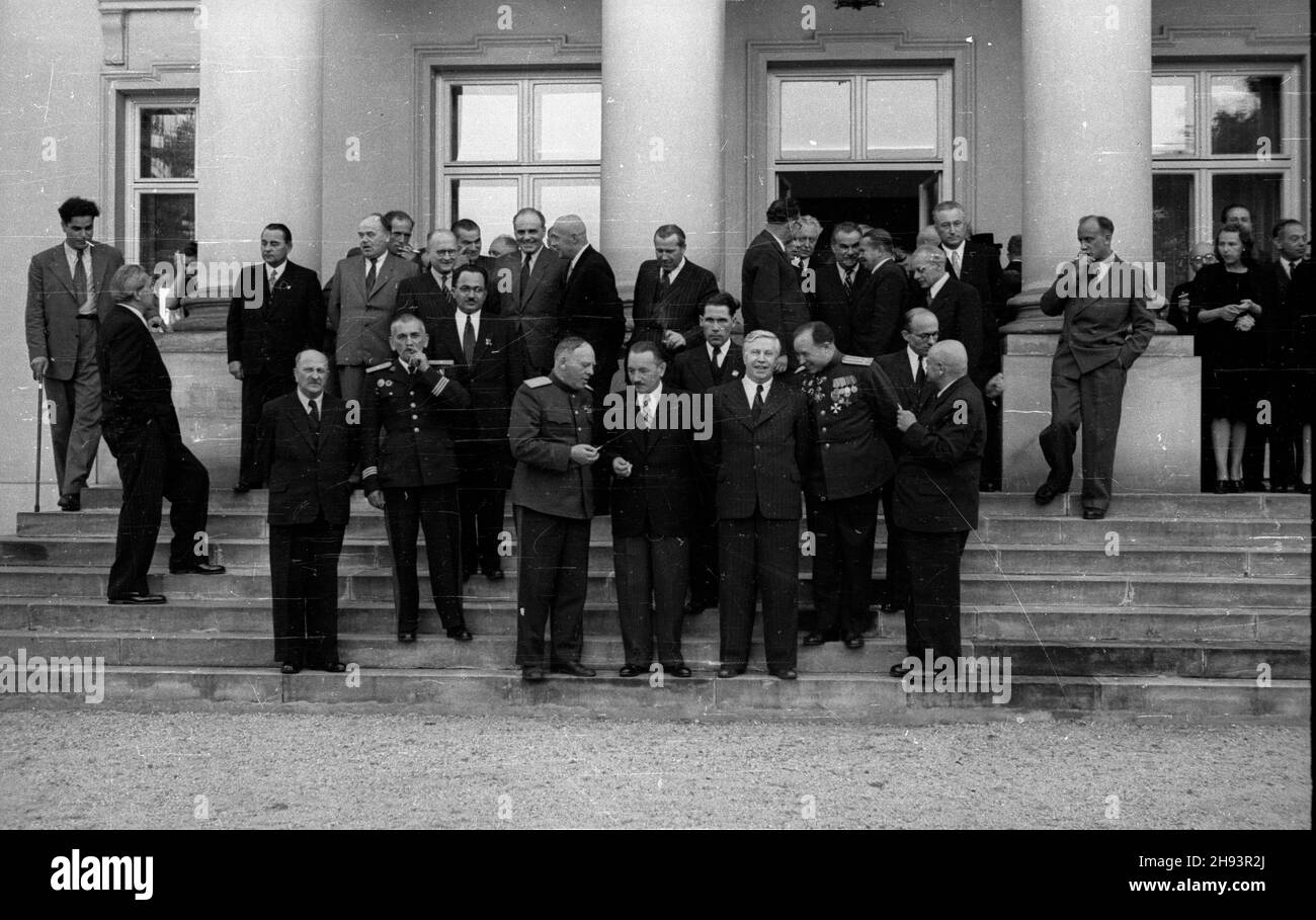 Warszawa, 1947-06-19. Zjazd Komitetu Ogólnos³owiañskiego. Przyjêcie w ogrodach belwederskich wydane przez prezydenta polski na czeœæ uczestników obrad. NZ. Uczestnicy przyjêcia przed Belwederem. po/ms PAP Varsavia, 19 giugno 1947. I partecipanti ad un congresso del Comitato Pan-Slavico partecipano ad un ricevimento in loro onore ospitato dal Presidente Polacco nel Palazzo Belvedere. po/ms PAP Foto Stock