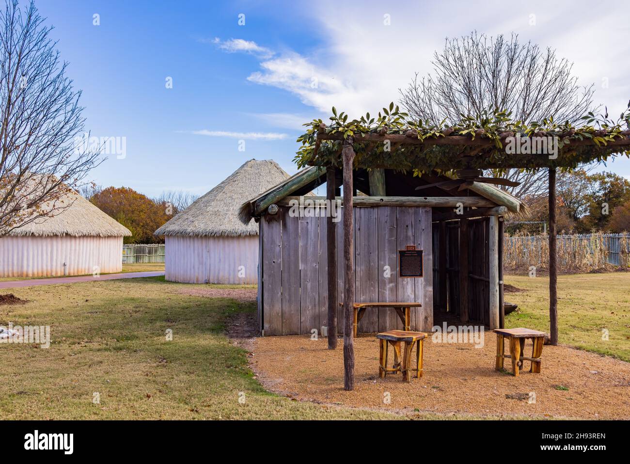 Antica casa tradizionale mostra nel Chickasaw Cultural Center in Oklahoma Foto Stock