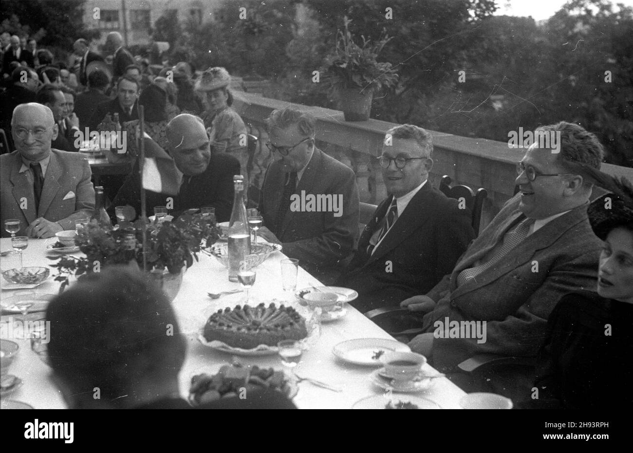 Warszawa, 1947-06-22. Przyjêcie u premiera Józefa Cyrankiewicza wydane dla delegacji Komitetu Ogólnos³owiañskiego w ogrodach pa³acu Namiestnikowskiego (siedziba Rady Ministrów) przy Krakowskim Przedmieœciu. m.in.: ministro bez teki Wincenty Rzymowski (L), ambasador Bu³garii Pawe³ Tagorow (2L), ambasador ZSRR Wiktor Lebiediew (2P), wicemarsza³ek Sejmu Wac³aw Barcikowski (4P). ps/gr PAP Varsavia, 22 giugno 1947. Un ricevimento al PM Jozef Cyrankiewicz dato per la delegazione del Comitato Pan-Slavico nei giardini del Namiestnikowski Place (la sede del Consiglio dei Ministri) onKra Foto Stock