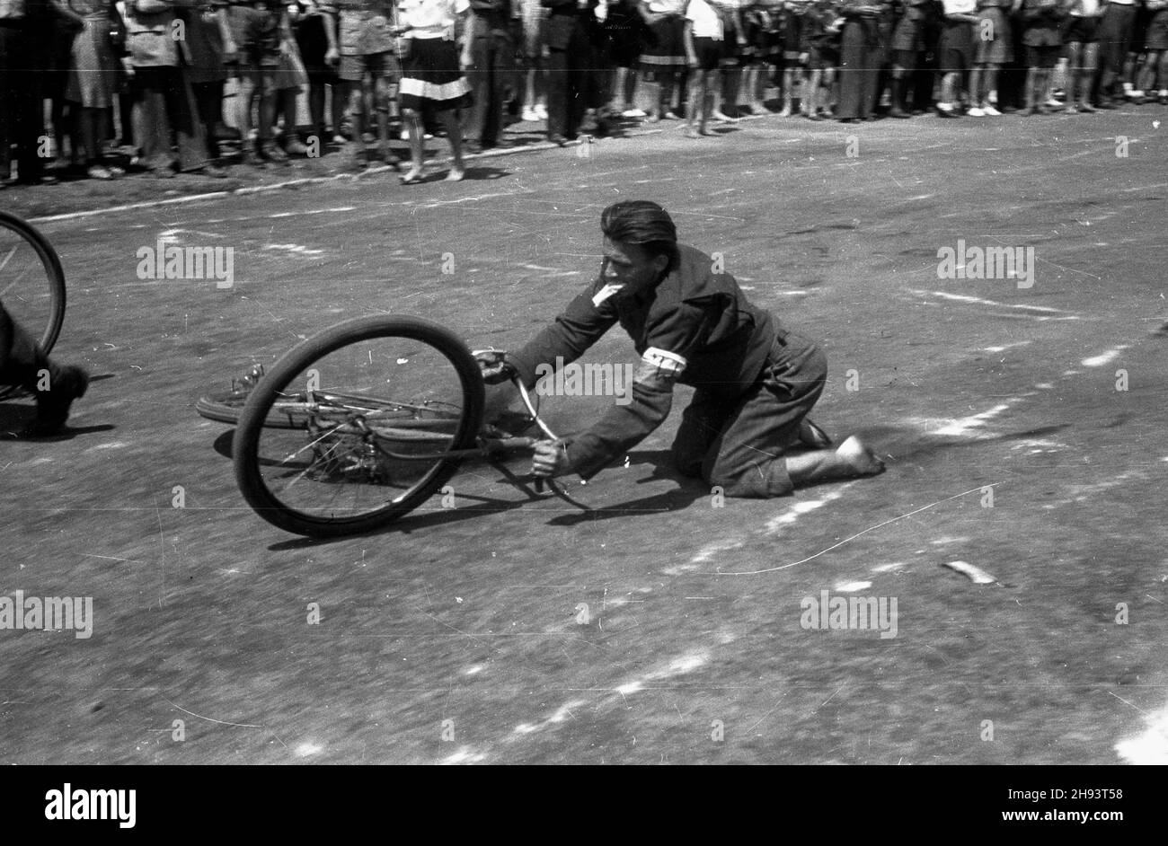 Warszawa, 1947-06-22. Œwiêto Wychowania Fizycznego i Przysposobienia Wojskowego na stadionie Legii przy ul. £azienkowskiej. NZ. æwiczenia Przysposobienia Wojskowego. ps/gr PAP Varsavia, 22 giugno 1947. Giornata di educazione fisica e preparazione militare allo stadio Legia in via Lazienkowska. Nella foto: Esercizi di preparazione militare. ps/gr PAP Foto Stock