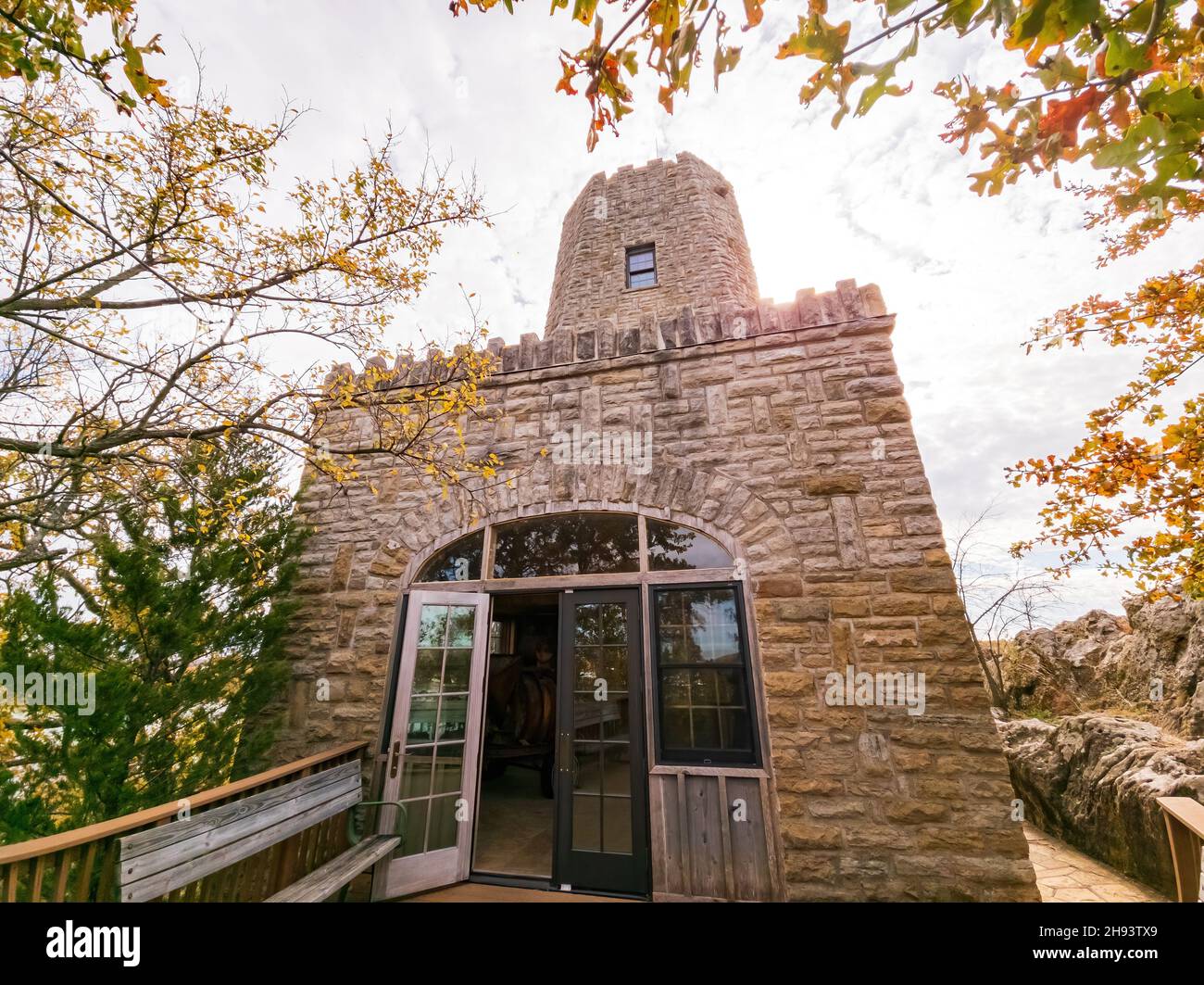 Vista esterna della Tucker Tower del Lake Murray state Park in Oklahoma Foto Stock