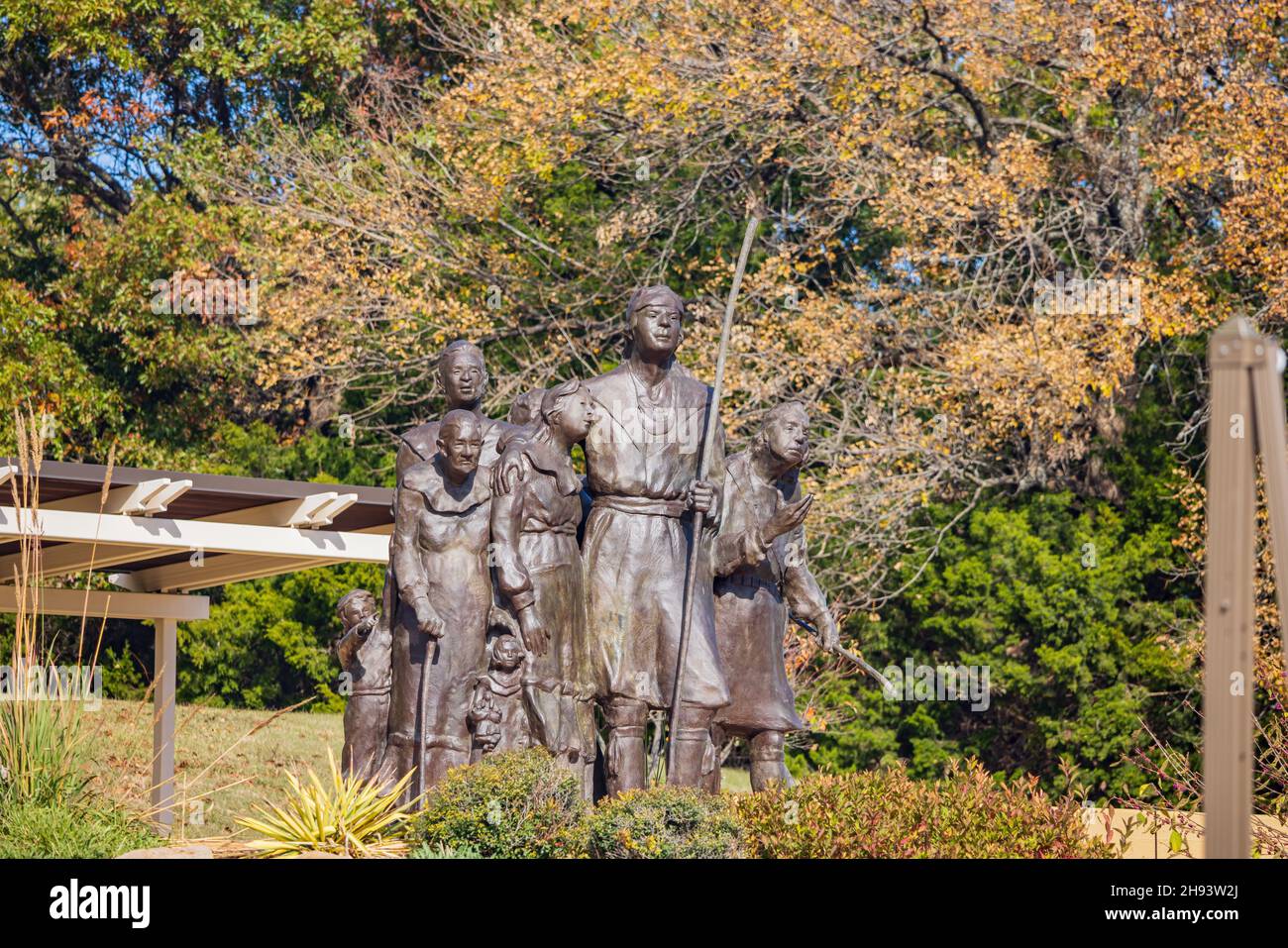 Oklahoma, 13 NOVEMBRE 2021 - scultura di bronzo nel Chickasaw Cultural Center Foto Stock