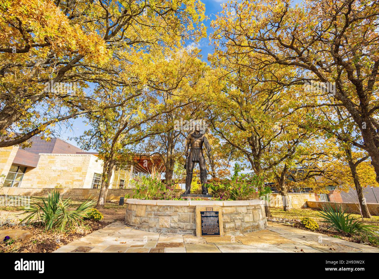 Oklahoma, 13 NOVEMBRE 2021 - scultura di bronzo nel Chickasaw Cultural Center Foto Stock