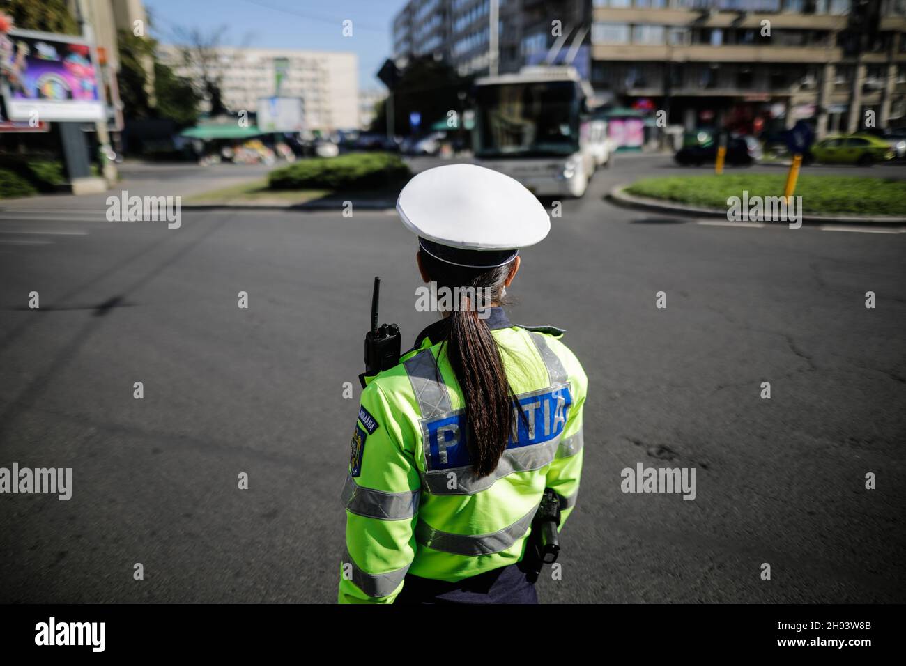 Bucarest, Romania - 18 ottobre 2020: L'ufficiale di polizia femminile tira sopra le automobili nel traffico per controllare se i conducenti rispettano le misure anticovidio. Foto Stock