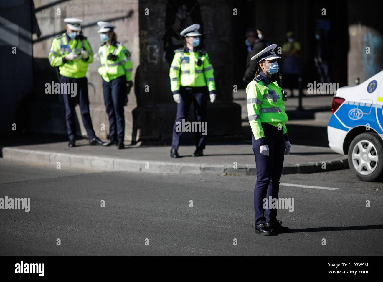 Bucarest, Romania - 18 ottobre 2020: L'ufficiale di polizia femminile tira sopra le automobili nel traffico per controllare se i conducenti rispettano le misure anticovidio. Foto Stock