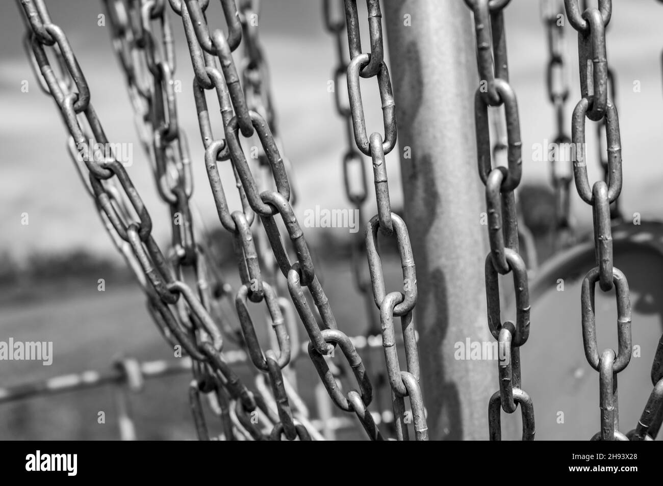 Diversi angoli di vista di un cestino da golf disco e catene Foto Stock