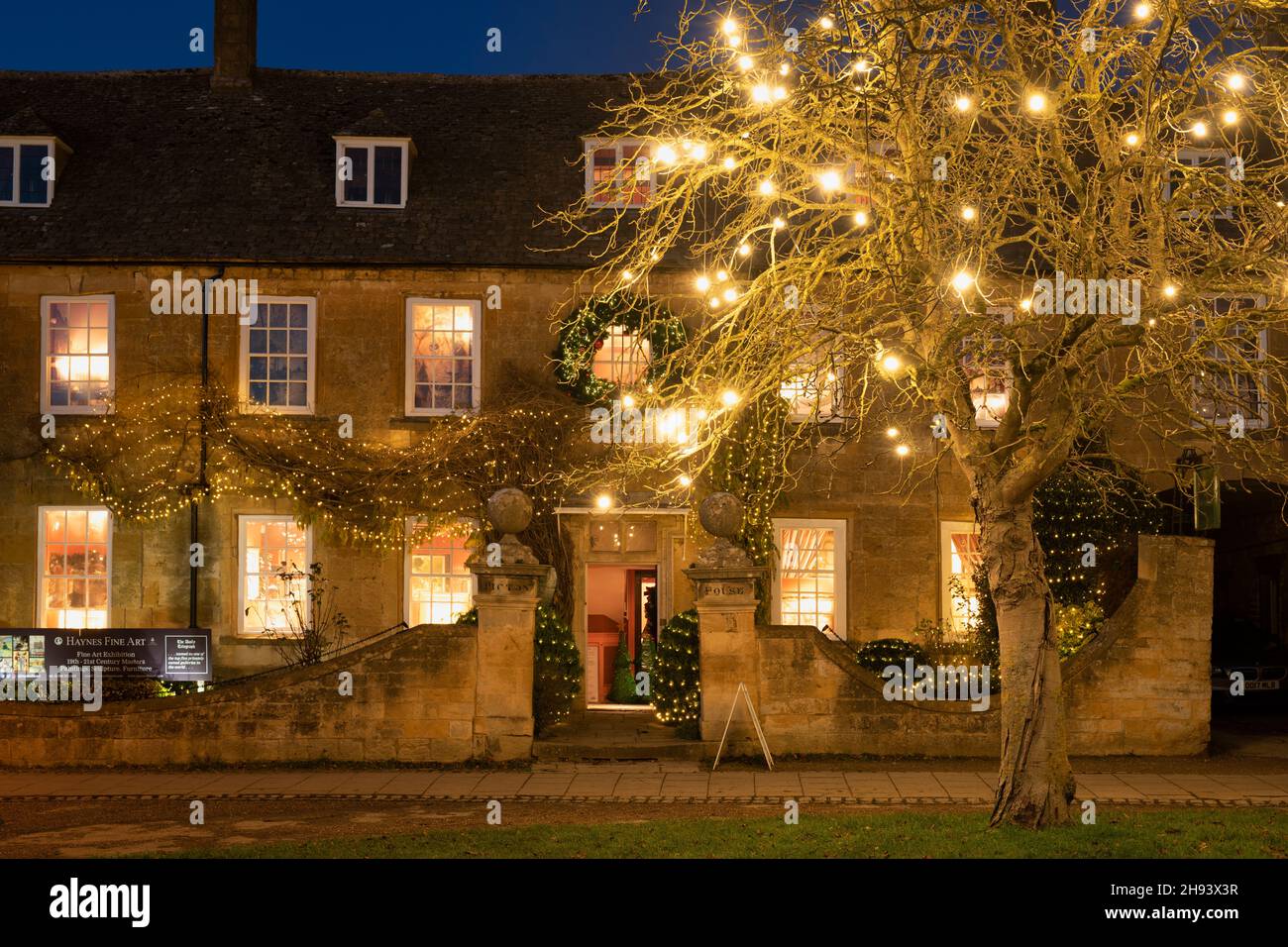 Decorazioni natalizie al di fuori della galleria d'arte Picton House al tramonto. Broadway, Cotswolds, Worcestershire, Inghilterra Foto Stock