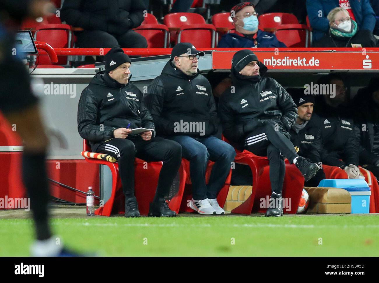 Berlino, Germania. 03 dicembre 2021. Calcio: Bundesliga, 1. FC Union Berlin - RB Leipzig, Matchday 14, an der Alten Försterei. Il co-allenatore Markus Hoffmann (l-r), l'allenatore Urs Fischer e il co-allenatore Sebastian Bönig dell'Union Berlin guardano la partita sedendosi. Credit: Andreas Gora/dpa/Alamy Live News Foto Stock