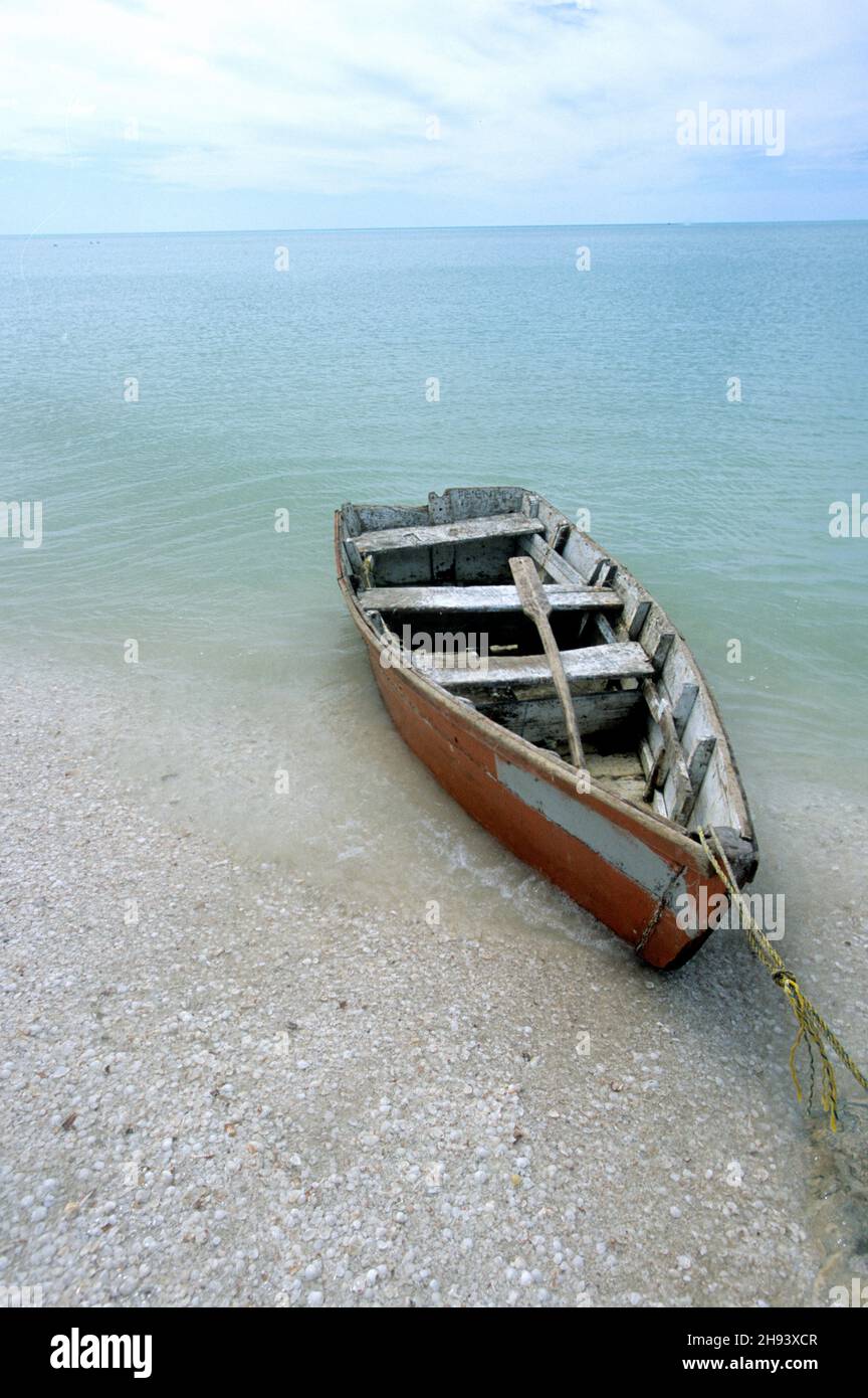 Vecchia barca a remi sulla spiaggia vicino a Celestun, Penisola dello Yucatan, Messico Foto Stock