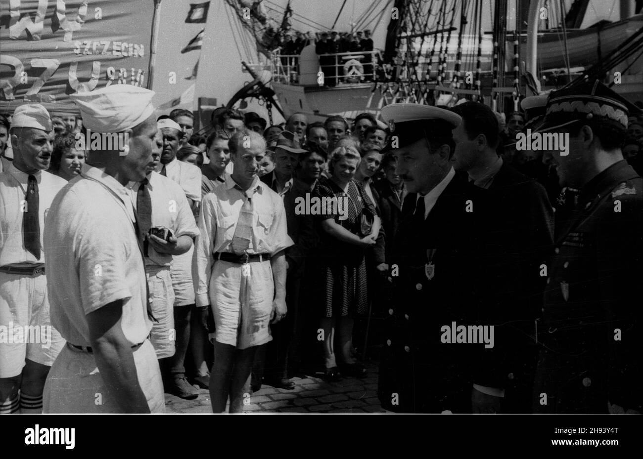 Szczecin, 1947-06-29. Ogólnopolskie obchody Œwiêta Morza. G³ówne uroczystoœci na Wa³ach Chrobrego. prezydent Boles³aw Bierut przyjmuje ¿yczenia od delegacji spo³ecznych. Z prawej wiceminister obrony narodowej Marian Spychalski. po/ms PAP Szczecin, 29 giugno 1947. Le cerimonie nazionali del giorno del mare. Cerimonie principali al Chrobry Embankment. Nella foto: Il Presidente Boleslaw Bierut riceve i migliori auguri dalle organizzazioni sociali. Dal vice ministro della Difesa di destra Marian Spychalski. po/ms PAP Foto Stock