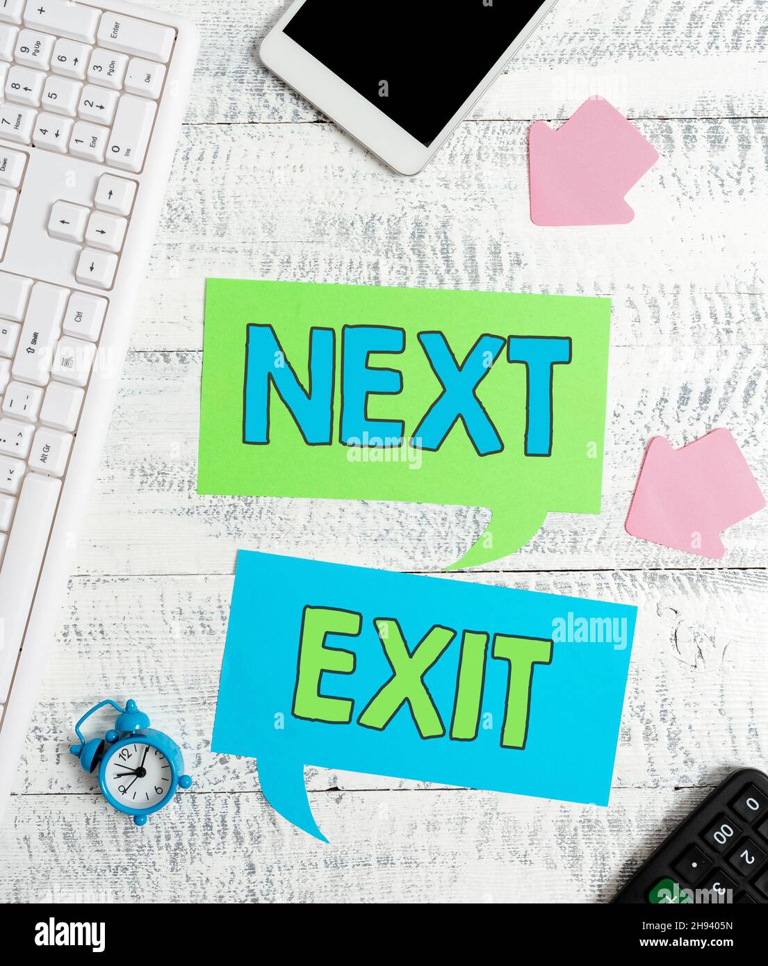 Scrittura testo visualizzato Avanti Esci. Approccio aziendale la seguente via d'uscita o atto di lasciare in un luogo o autostrada nuovo Business Planning and Research Foto Stock