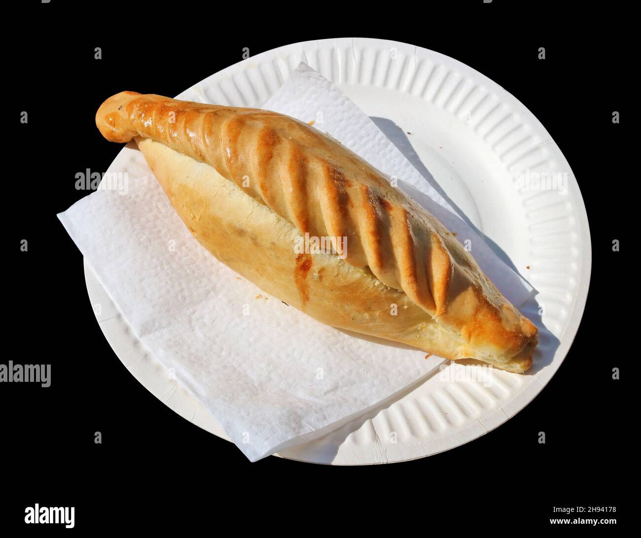 Torta fritta con carne di maiale ripieno in stile Tatar - 'Kibinai'. Isolato su nero Foto Stock