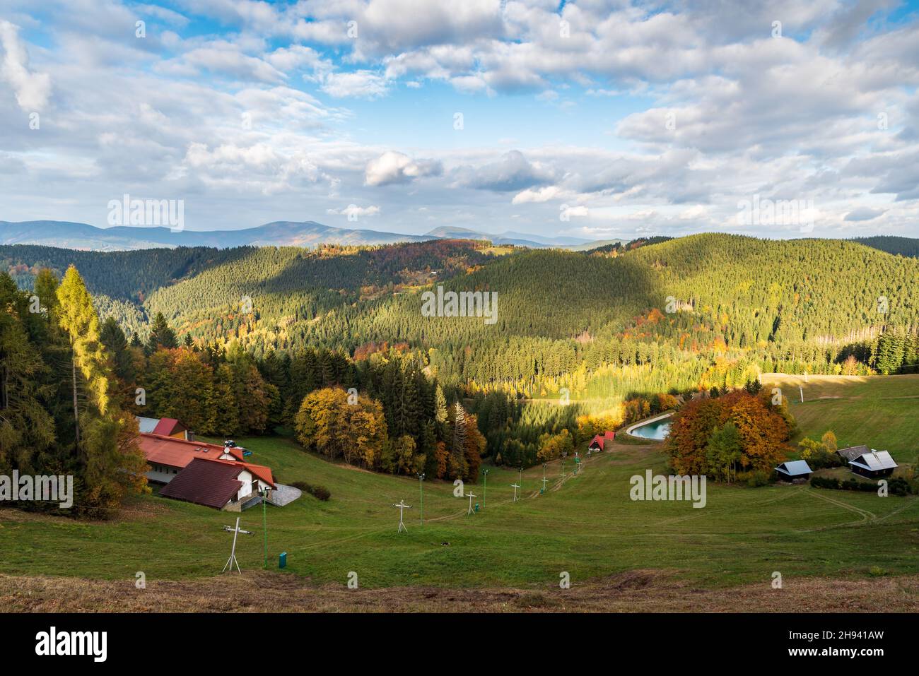 Vista dalla collina di Solan nelle montagne Vsetinske Vrchy nella repubblica Ceca durante la bella giornata autunnale Foto Stock