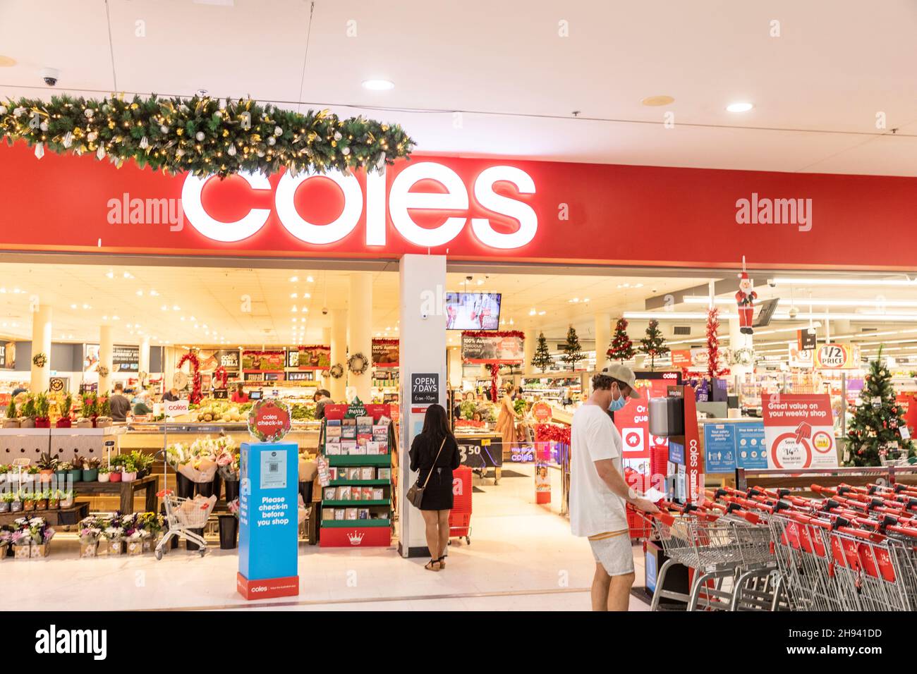 Covid 19 Sydney, supermercato coles e check in codice QR, uomo con carrello indossando facemask, Sydney, NSW, Australia shopping di Natale Foto Stock