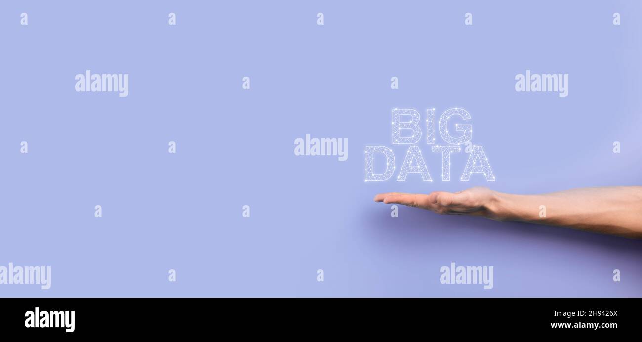 L'uomo d'affari in un vestito su sfondo scuro contiene L'iscrizione BIG DATA. Concetto di server online della rete di storage. Analisi di social network o business Foto Stock